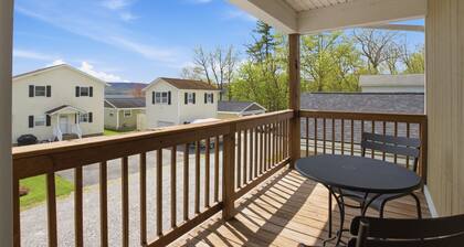 Lakeside Studio Apartment steps from lake. Private Beach and Park