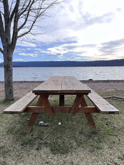 Cozy, romantic getaway on a quiet Finger Lake