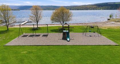 Lakeside Studio Apartment steps from lake. Private Beach and Park
