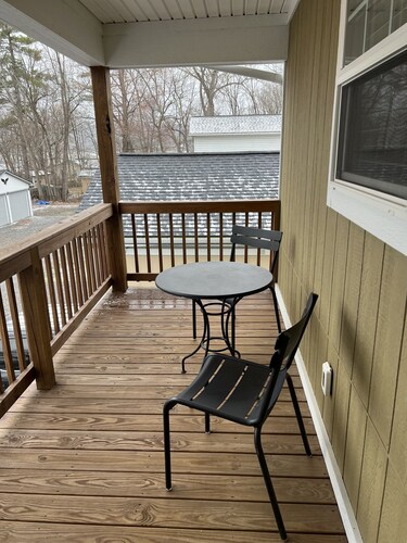 Lakeside Studio Apartment steps from lake.  Private Beach and Park