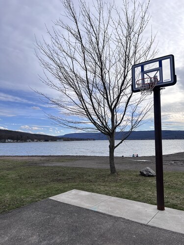 Cozy, romantic getaway on a quiet Finger Lake