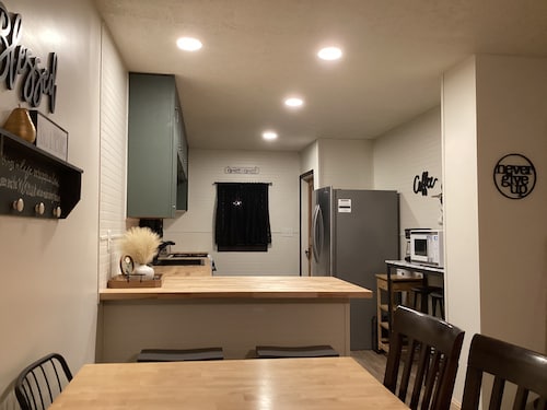 'B' Our Guest. A cozy 3-bedroom & 2 bath house with ac and Wi-Fi