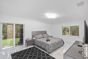 5 Schlafzimmer, Schreibtisch, BĂŒgeleisen/BĂŒgelbrett, Reisekinderbett