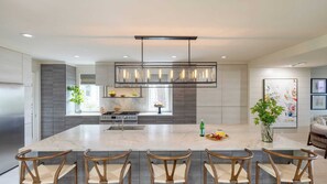 Casa (6 Bedrooms) | Cocina privada | Refrigerador, microondas, horno y parrilla de estufa