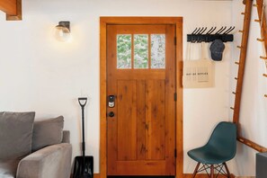 Interior - Indigo Owl by Avantstay Cabin w/ Firepit Minutes to Lake & Slopes (Homewood)