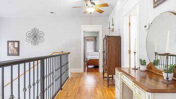 House (6 Bedrooms) | Interior