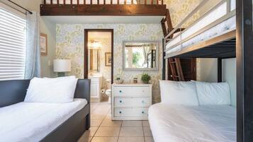 House (6 Bedrooms) | Interior