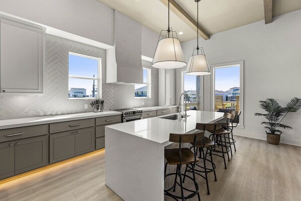 冷蔵庫、電子レンジ、オーブン、コンロ