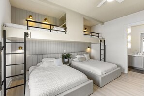 3 Schlafzimmer, Schreibtisch, Bügeleisen/Bügelbrett, Reisekinderbett