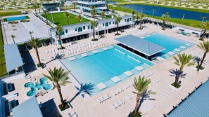 Ein Resort mit zwei großen Schwimmbecken, einem Tennisplatz und einem Golfplatz.