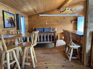 Cabaña familiar | Decoración personalizada, muebles diferentes y cortinas blackout