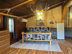 Individually decorated, individually furnished, blackout curtains - Galena Road Cabins (Deadwood)