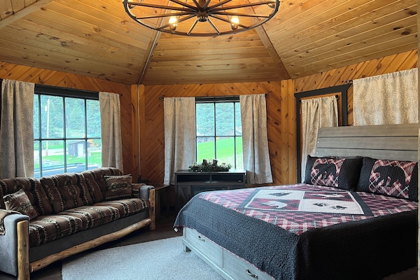 Luxury Cabin, Private Bathroom, Mountain View | Living area