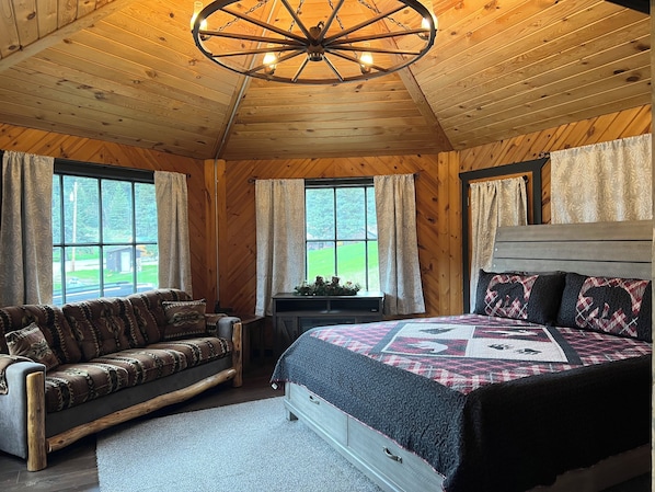 Cabaña de lujo, baño privado, vista a la montaña | Área de sala de estar | Televisión de pantalla plana y reproductor de DVD