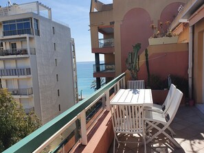 Outdoor dining - Rare - Bord de mer - Grand et Beau 2 Pièces - Vue - Terrasse + Garage Privé (Roquebrune-Cap-Martin)
