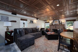 智能電視、壁爐、書籍