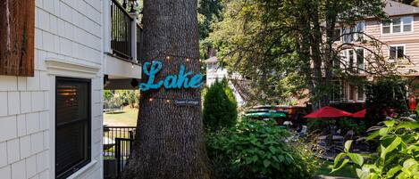Un árbol con un letrero que dice 'Lake Guest Cottage'.