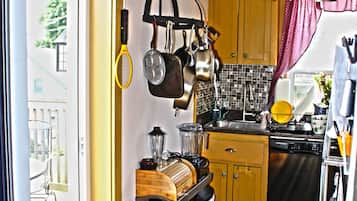 Lemari es besar, microwave, oven, dan kompor