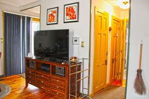 32-inch Smart TV with cable channels, Netflix, Hulu - Hallowell Historic Rooming House (Hallowell)