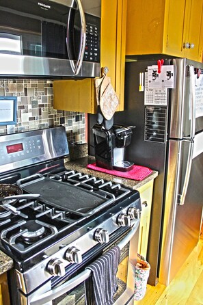Geladeira grande, micro-ondas, fogão, cooktop