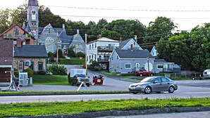 Unclassified image, 3 of 27, button - Hallowell Historic Rooming House (Hallowell)