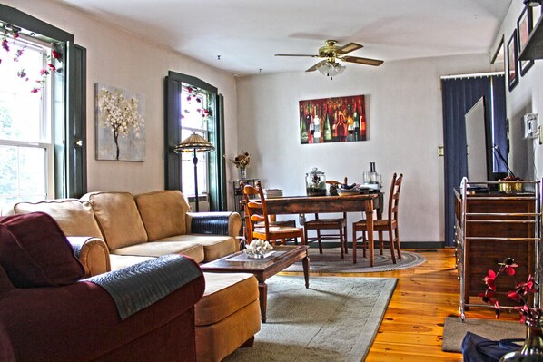 32-inch Smart TV with cable channels, Netflix, Hulu - Hallowell Historic Rooming House (Hallowell)