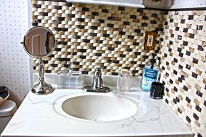 Shower, free toiletries, hair dryer, bathrobes - Hallowell Historic Rooming House (Hallowell)