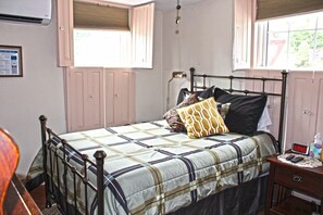 1 bedroom, Egyptian cotton sheets, premium bedding, down duvets - Hallowell Historic Rooming House (Hallowell)