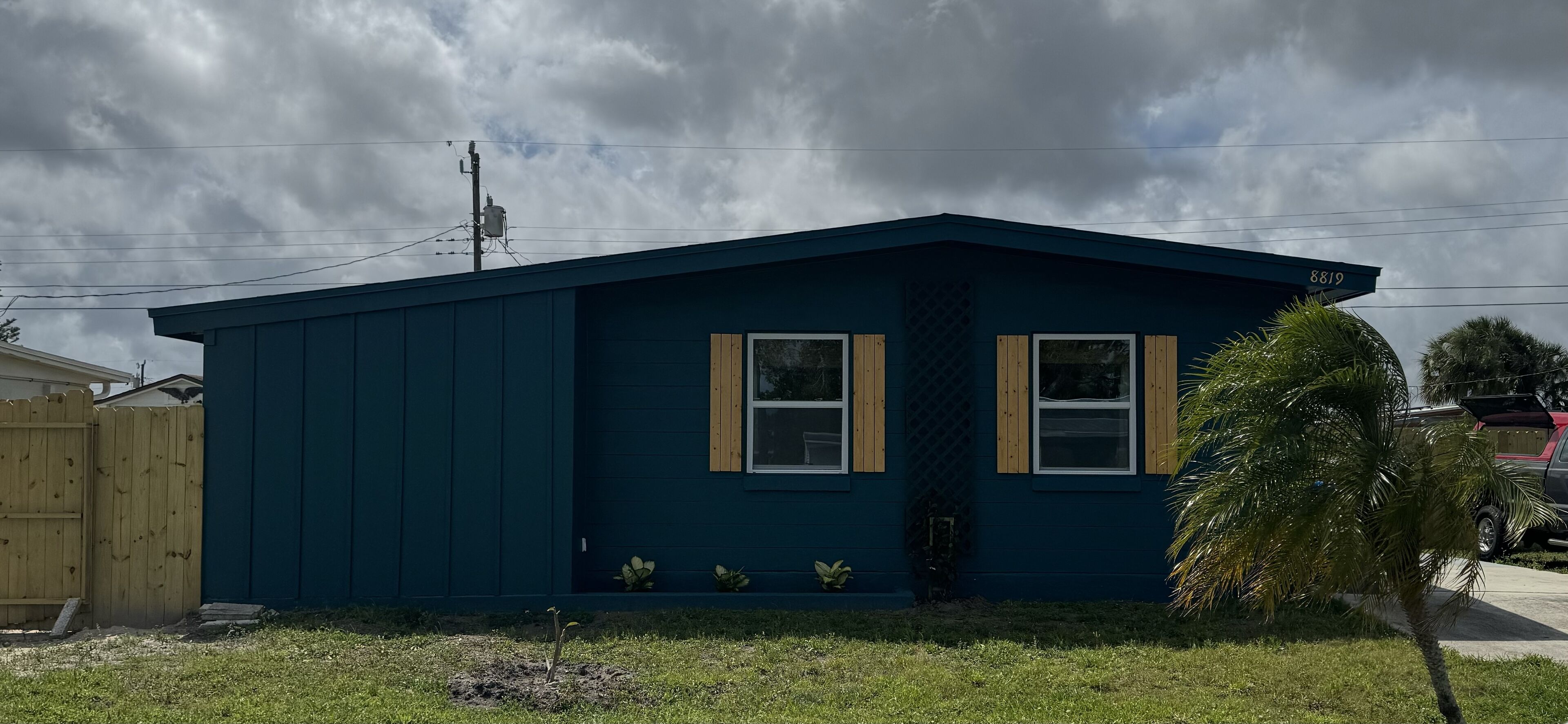 Cozy home near Warm Mineral Springs. Close to best beaches around. Pet friendly!
