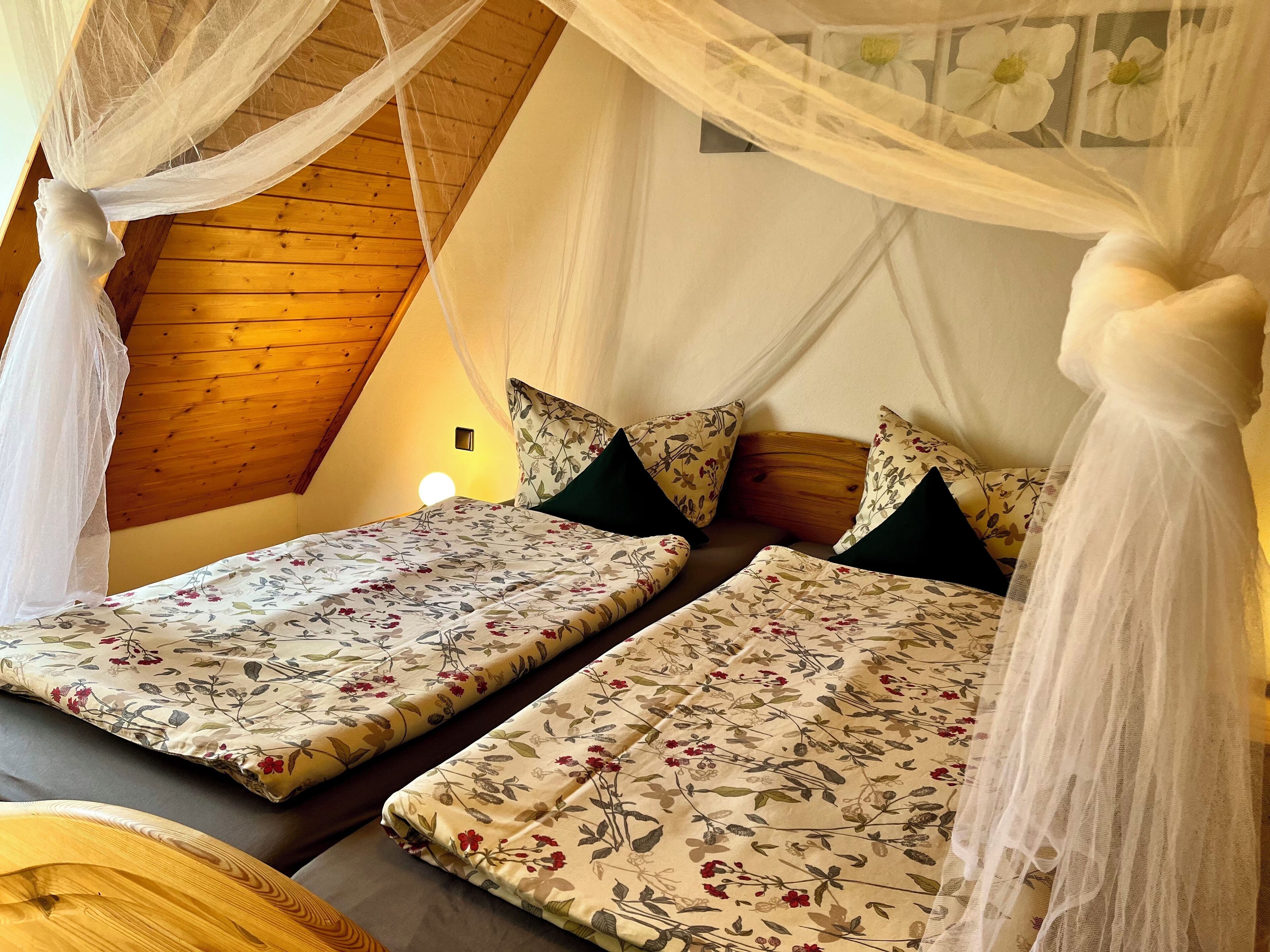 1 slaapkamer, een kluis op de kamer, een bureau