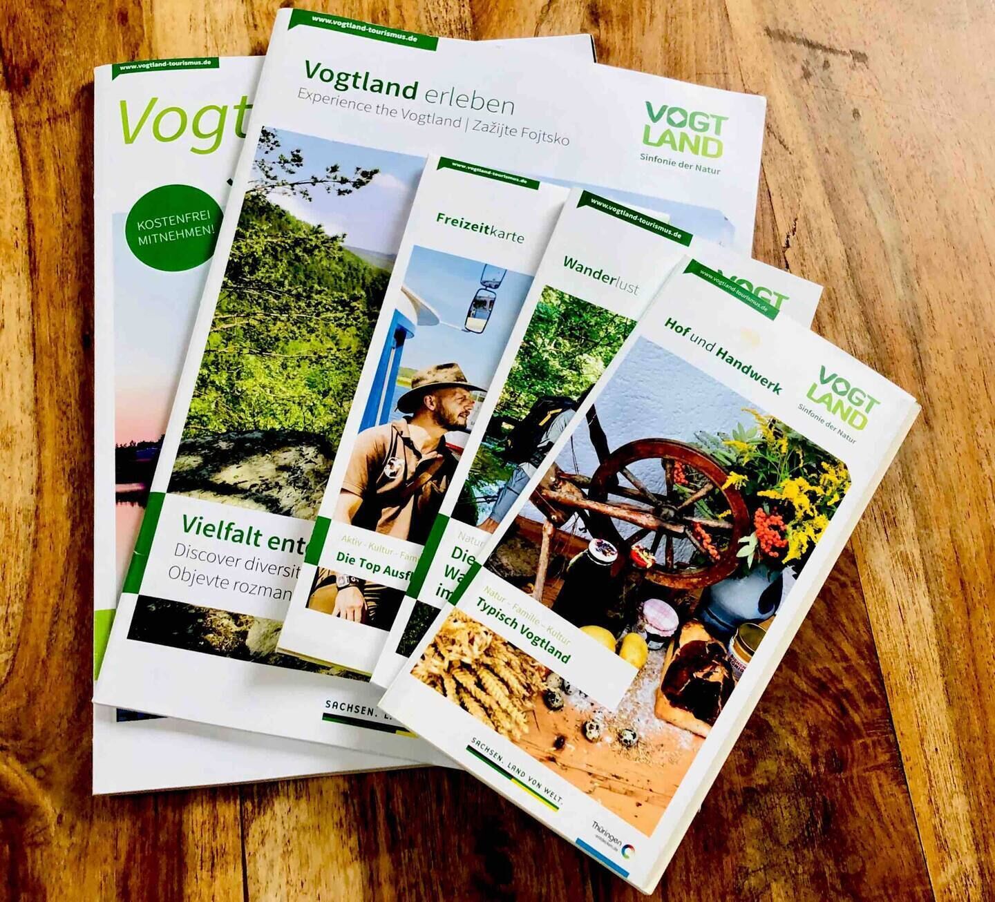Varias folletos de turismo en Vogtland, con actividades al aire libre y paisajes naturales.