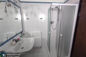 Bruser, hårtørrer, bidet, håndklæder