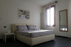 2 sovrum, skrivbord, strykjärn/strykbräda och resesäng