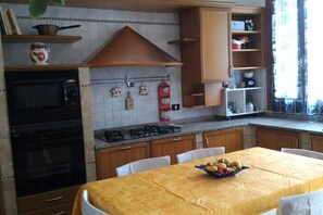 Kylskåp, mikrovågsugn, ugn och spishäll