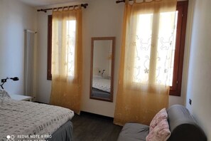 2 chambres, bureau, fer et planche à repasser, lit parapluie