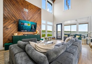 Smart TV, ping pong - Lakefront | Boat Slip | Heated Pool | Luxury Home (Hot Springs)