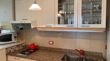 Refrigerador, microondas, horno, placa de cocina