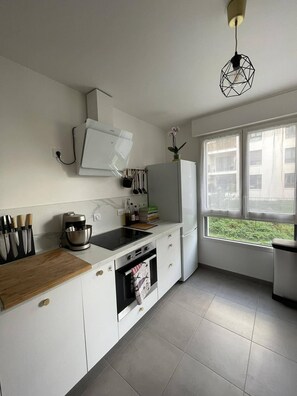 Fridge, microwave, oven, stovetop - Appartement Élégant JO 2024 (Clichy)