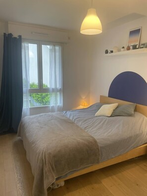 1 habitación, tabla de planchar con plancha, wifi y ropa de cama 