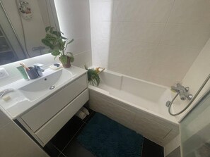 Artículos de higiene personal ecológicos, secador de pelo y toallas