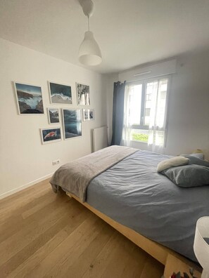 1 dormitorio, tabla de planchar con plancha, wifi y ropa de cama