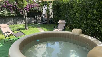 Bain à remous extérieur