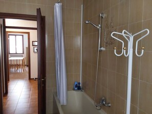 Douche, sèche-cheveux, bidet, serviettes fournies