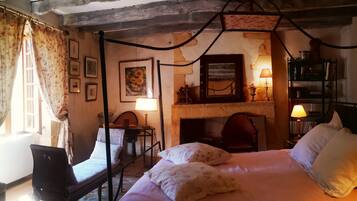 2 slaapkamers, een bureau, een strijkplank/strijkijzer, reisbedje