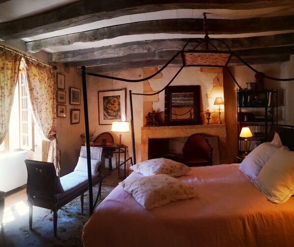 2 chambres, bureau, fer et planche à repasser, lit parapluie