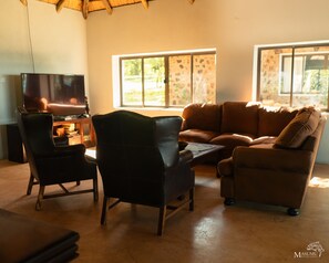 Exclusive Villa | Individually decorated, individually furnished, laptop workspace - Masumu River Lodge (Binga)