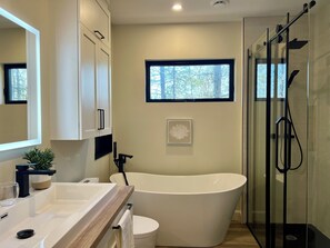 Douche, séchoir à cheveux, serviettes fournies