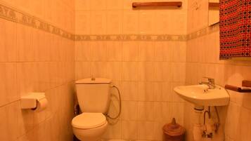 Room, 1 Bedroom, Accessible, Smoking | Bathroom amenities