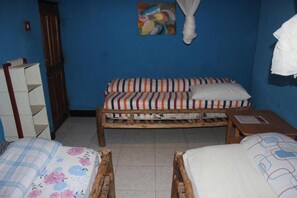 Dormitorio compartido, 2 habitaciones, para fumadores, balcón | 2 habitaciones