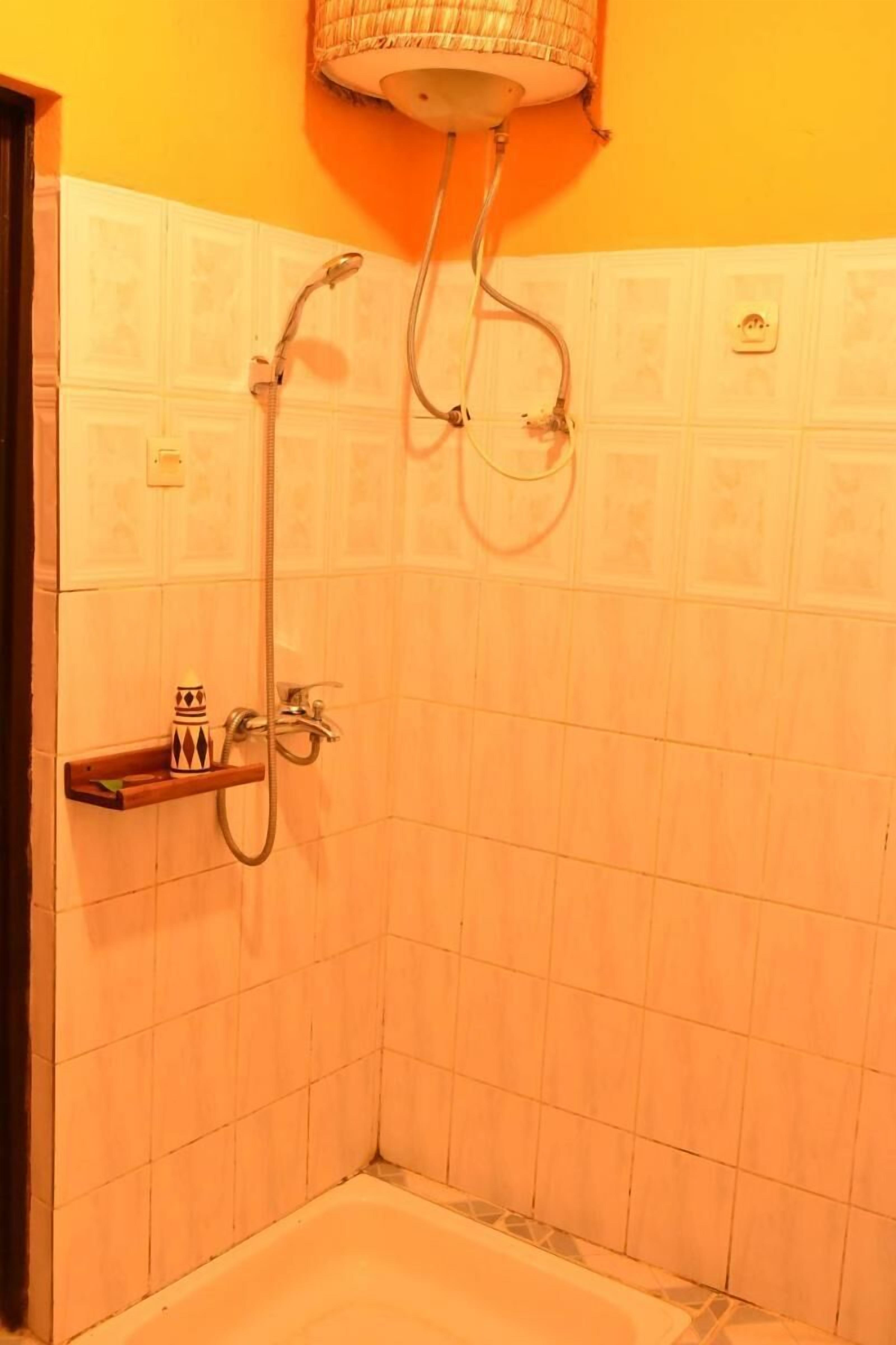 Gemeinsamer Schlafsaal, 2 Schlafzimmer, Raucher, Balkon | Dusche im Bad